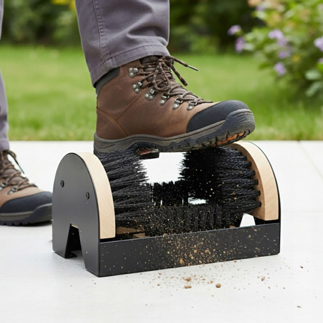 Curatator incaltaminte cu perii pentru exterior, cadru metalic si baza din lemn, 23x15x11 cm