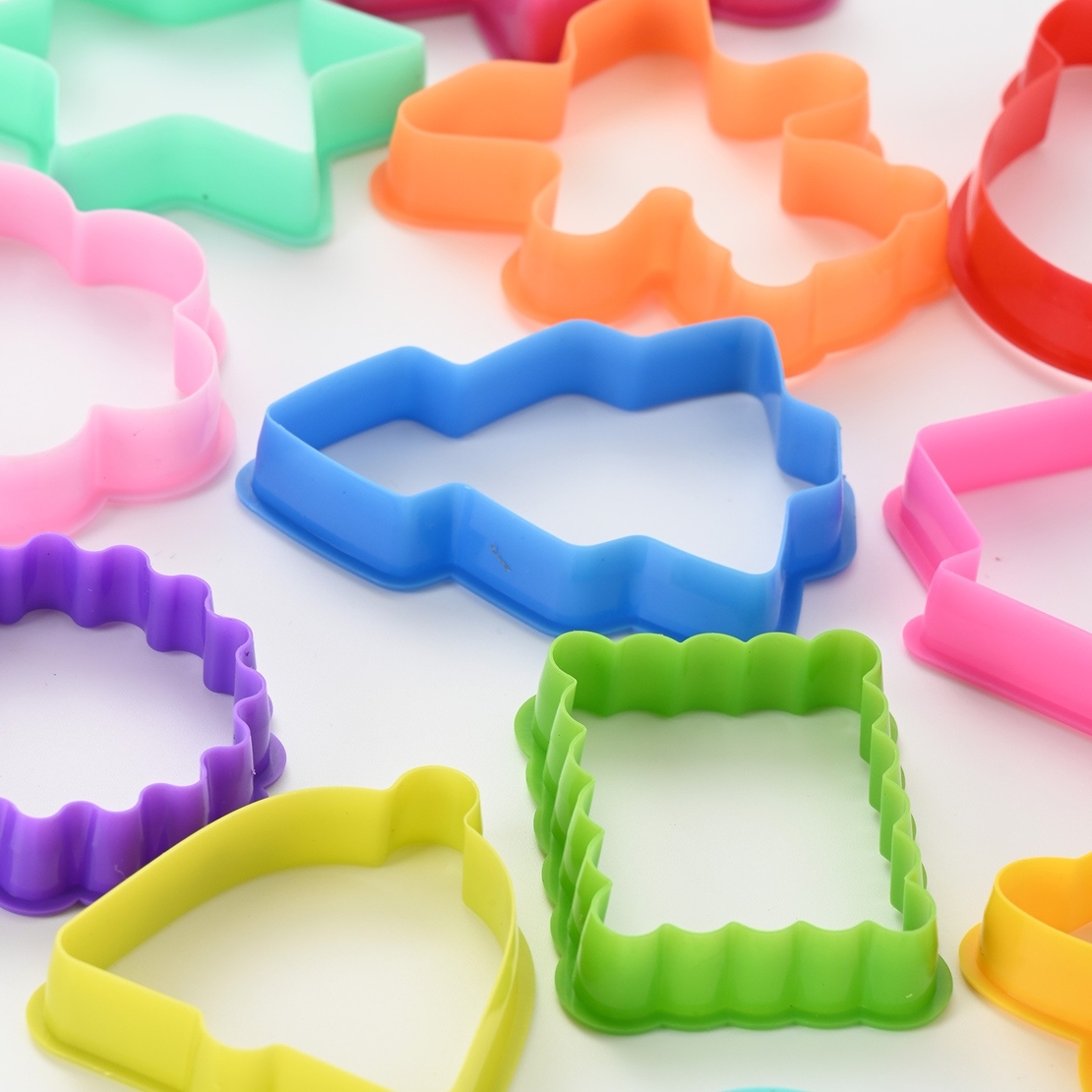 Set 12 forme pentru prajituri Flippy, material polipropilena, diverse forme, pentru orice ocazie, adancime 1.6 cm, 23.3 x 33.5 x 1.8 cm, multicolor