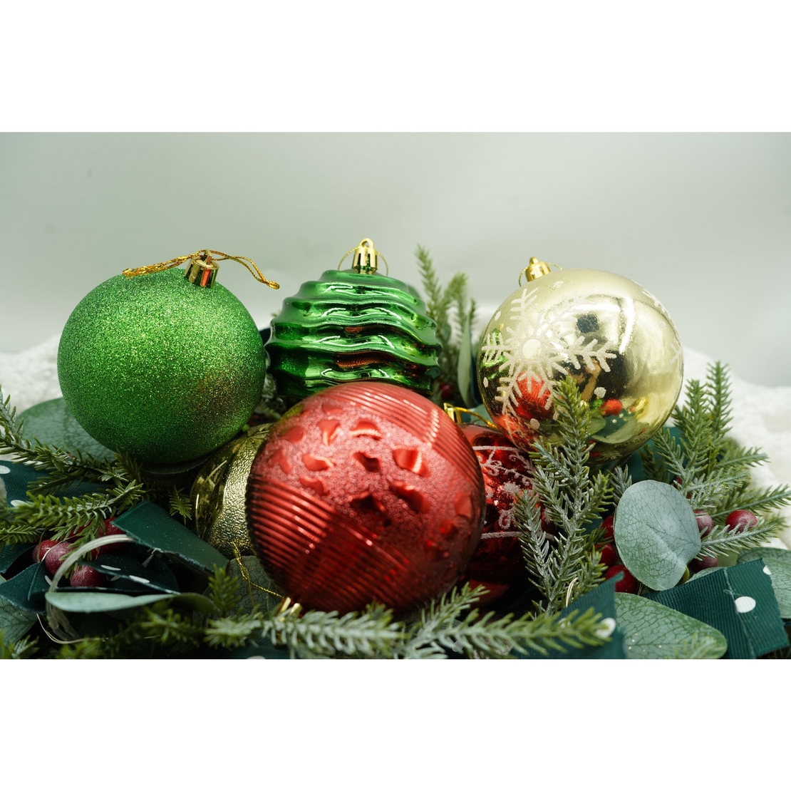 Set de 24 ornamente de brad, Flippy, de tip Glob, Multicolor, cu ø de 8 cm, din plastic, cu finisaj sclipitor , cutie 19 cm lungime x 42 cm inaltime x 19 cm adancime