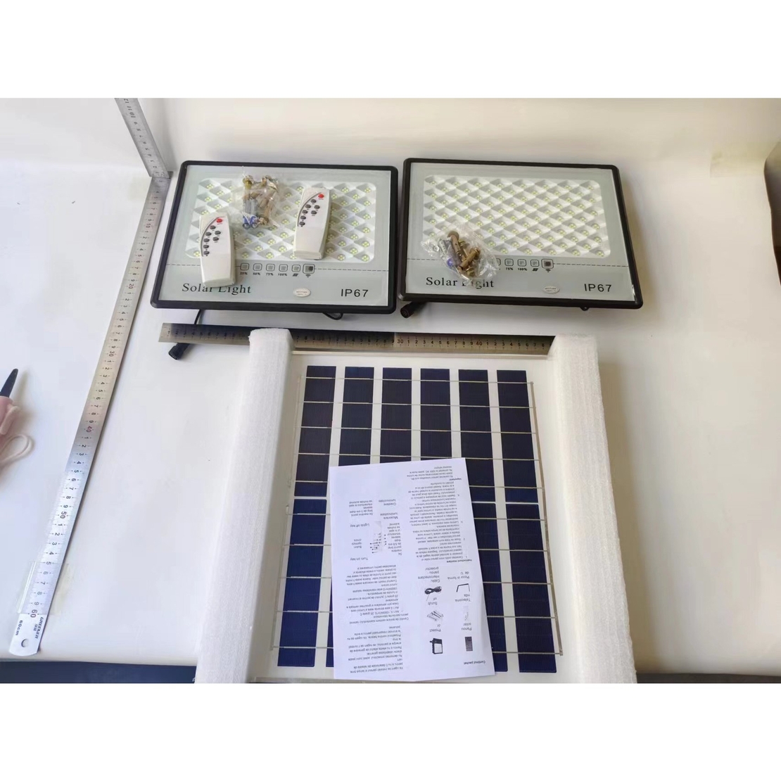 Set 2 proiectoare LED cu Panou Solar Flippy, Senzor de miscare, Telecomanda, Waterproof, 322*2 LED-uri incorporate, 200W, 30*24 cm, IP67, Design Modern, Negru