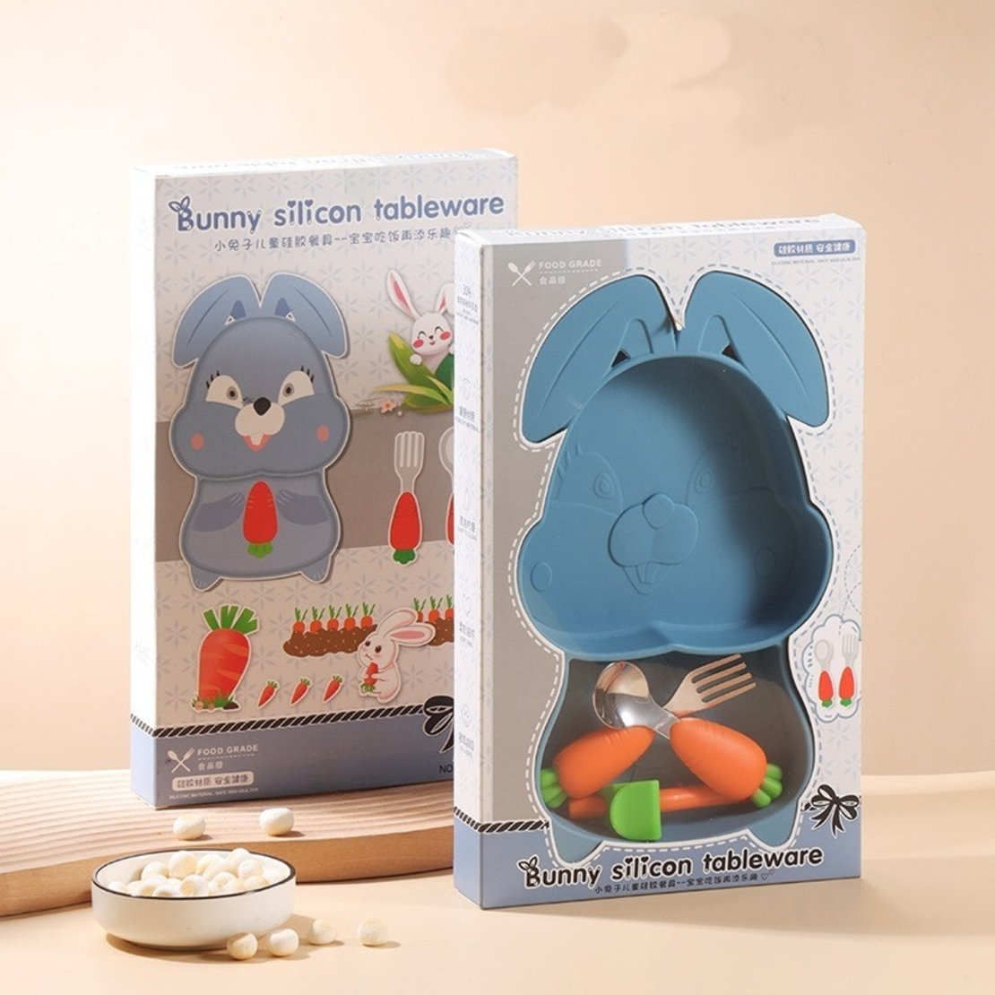 Set diversificare bebelusi Flippy, din silicon, 26 x 15 cm, 1 farfurie compartimentata in forma de iepure, lingurita si furculita, pai, perie pai, fara alergeni, ventuza fixare, forma creativa, bleumarin