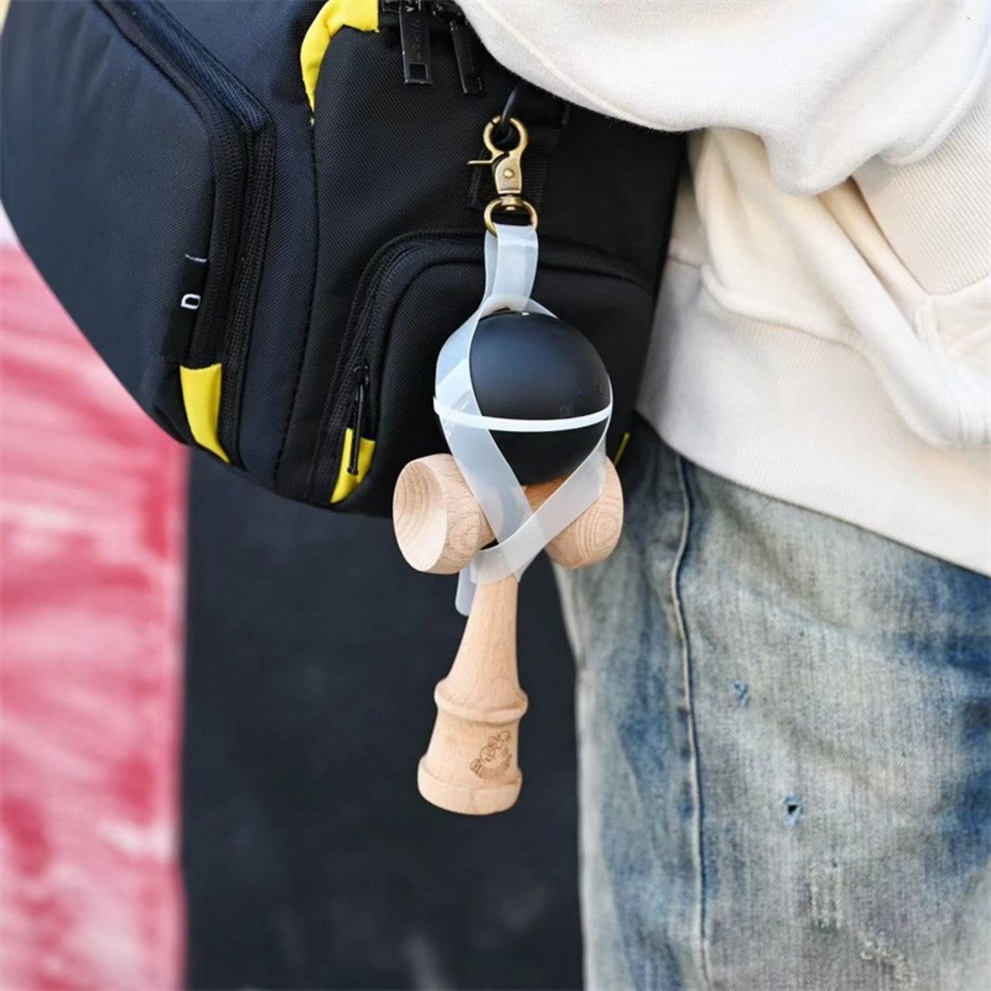 Husa pentru Kendama, Flippy, Husa de Depozitare pentru Kendama, din PVC rezistent, Catarama cu Agatare pentru Transportare, Forma Breloc 8, 12 x 6 cm, Alb