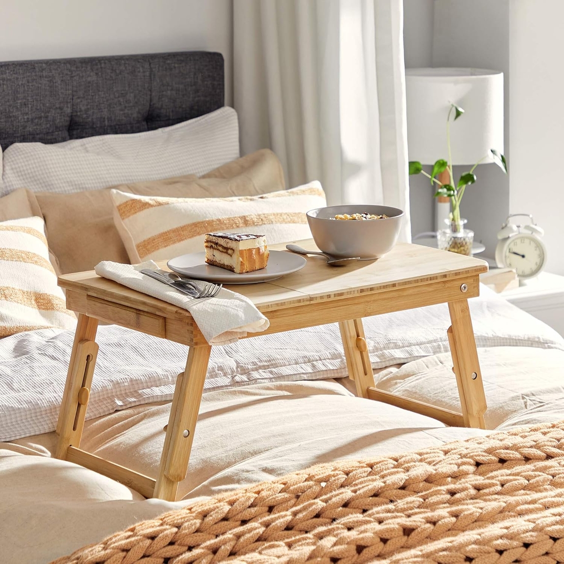SONGMICS Masuta laptop sau mic dejun, din bambus, reglabila pe inaltime si unghi, cu sertar lateral, 68x35x22-32 cm, natural