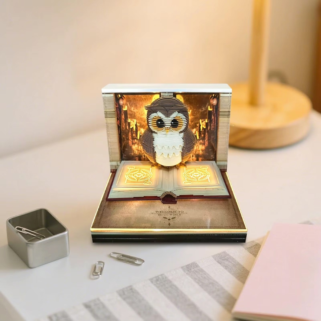 Calendar Interactiv 3D 2026, Flippy, Calendar de Sculptura cu Luminite LED, Bufnita Magic World, pentru Copii, Calendar de Birou Ornamentat, 9 x 9 x 6.8 cm, Maro
