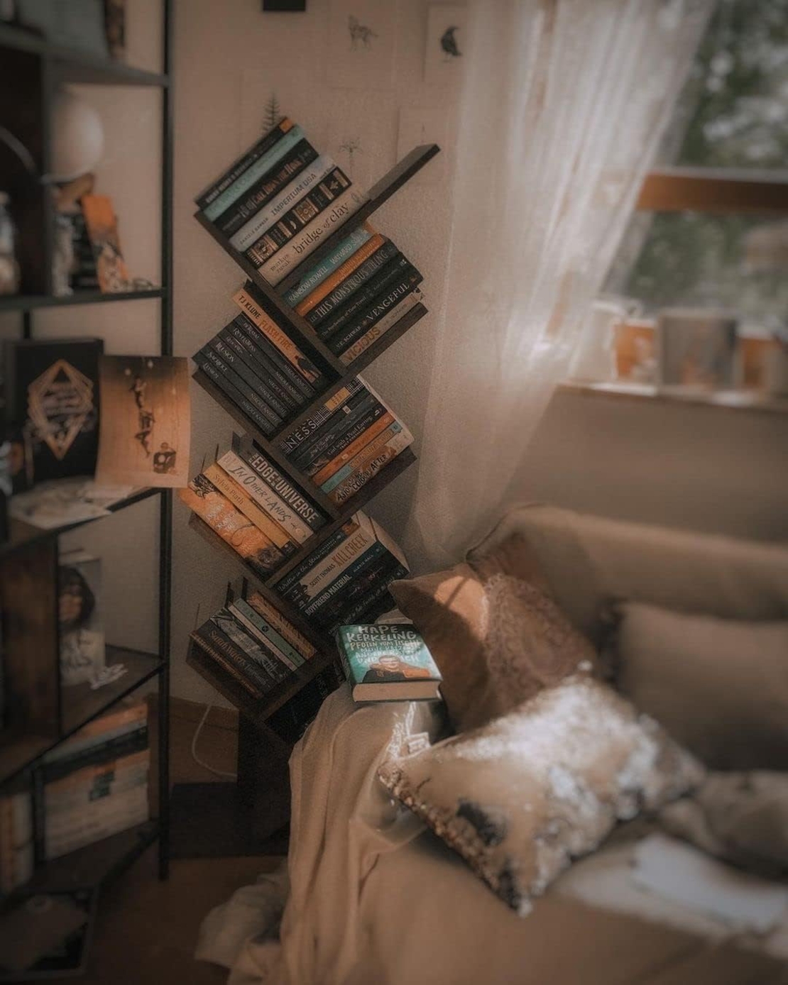 VASAGLE Biblioteca de podea cu 8 etaje, cu rafturi din lemn in forma V, 25x141x50cm, maro rustic