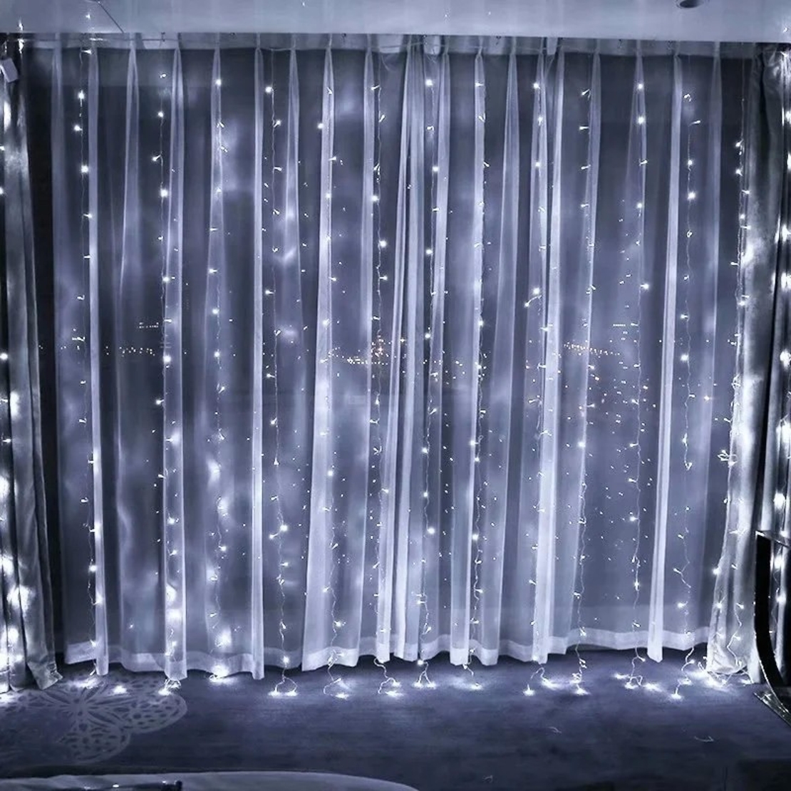 Instalatie Craciun, Tip Perdea, IP44, 9 m x 3 m, 720 LED-uri, Alb rece, cu 8 jocuri de lumini, 31 V, 9W, Interconectabila, Prelungitor 3 m inclus, Fir transparent, Interior/ Exterior, Vafy