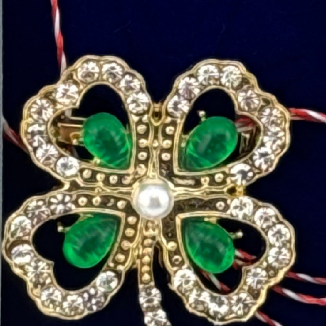 Martisor Brosa Placata cu Aur 24K, Jolie, Dimensiune Brosa 2-3 cm, Model Trifoi cu Pietre Verzi
