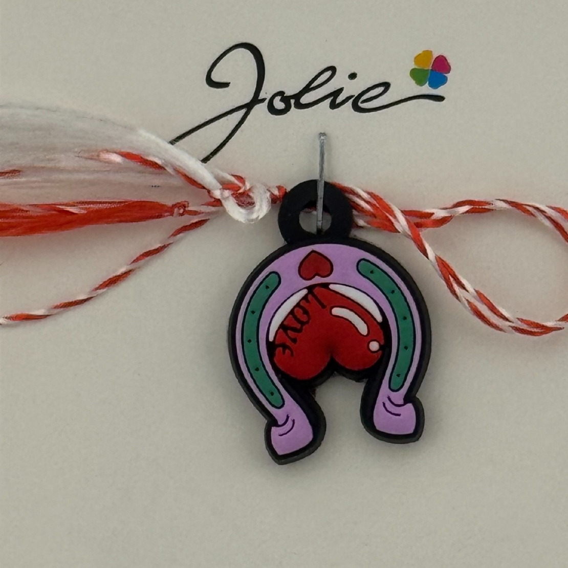 Martisor pentru Copii, Jolie, Material Cauciuc, Ambalaj Carton cu Design, Multicolor, Model Potcoava