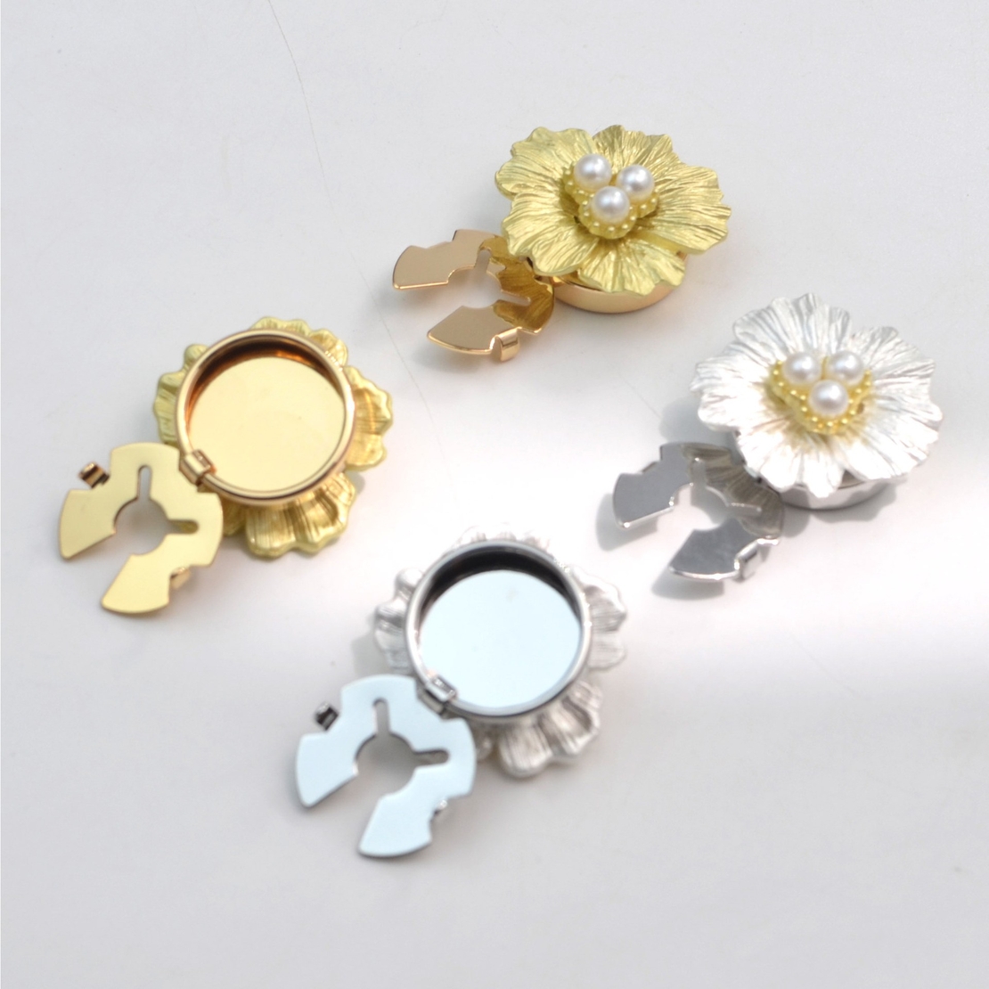 Accesoriu pentru Nasturi, Flippy, Model Floare cu Perle, din Metal, 2.5 x 1.7 cm, Auriu