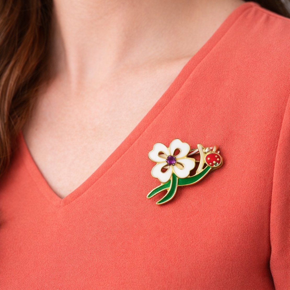 Martisor Brosa Mica in Cutie, Jolie, Dimensiune Brosa 2,5-3 cm, Material Metal, Model Trifoi Alb, Multicolor