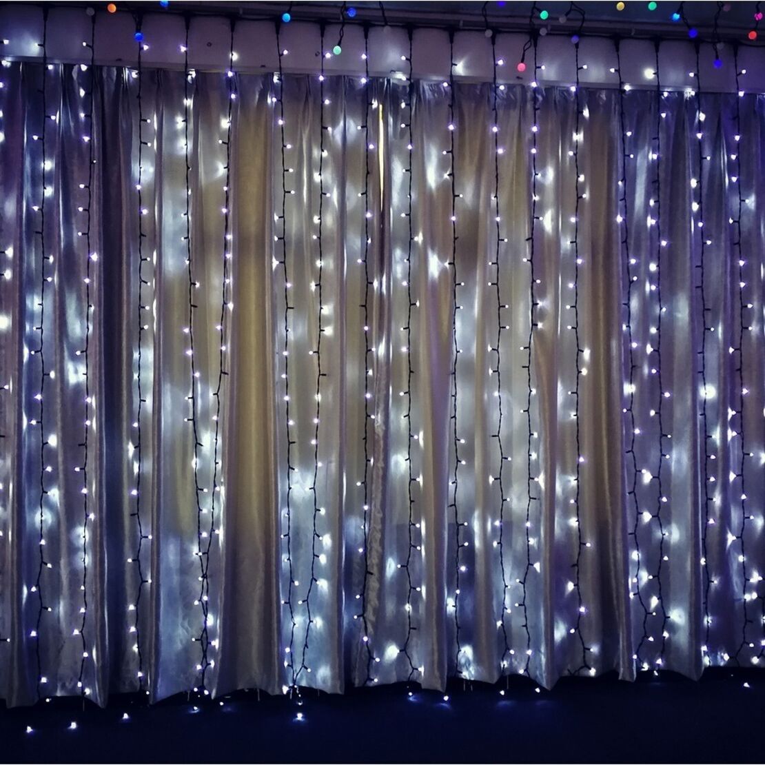 Instalatie Craciun Profesionala de Exterior IP65, Tip Perdea, 13m x 2m, 2600 Led-uri Mari, Alb rece, cu flash, Alimentator si prelungitor 6,5 m, Interconectabila, Fir negru, Vafy