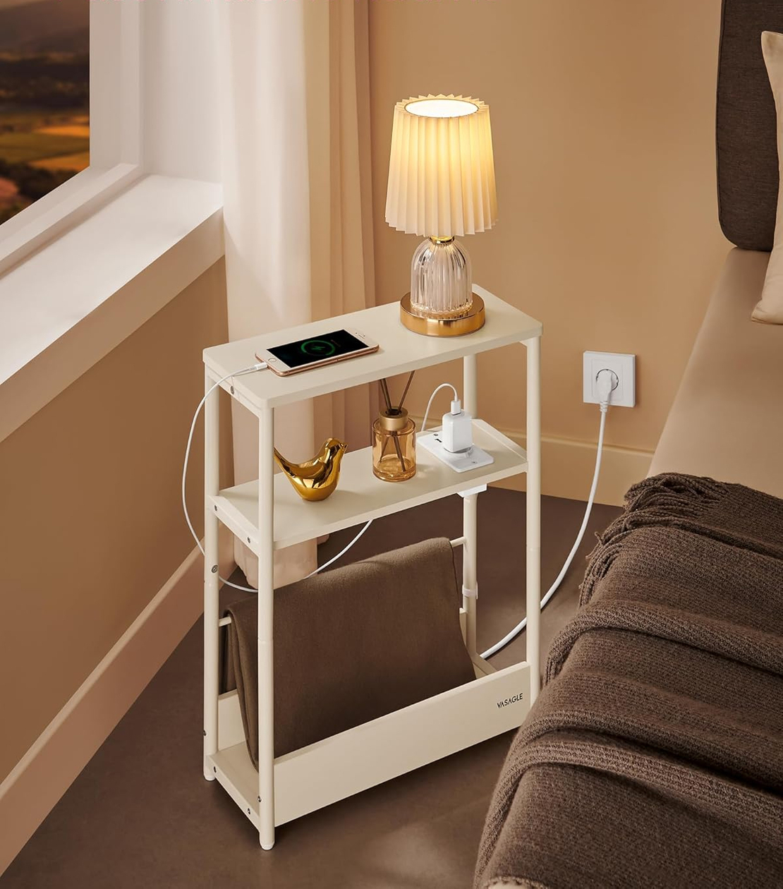 VASAGLE Masuta ingusta cu priza si porturi de incarcare USB, 3 rafturi, 45x18x58 cm, alb crem