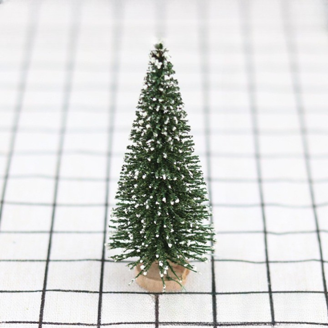 Brad artificial de craciun, ornament pentru masa, pe suport lemn, 20 cm inaltime, Verde inzapezit