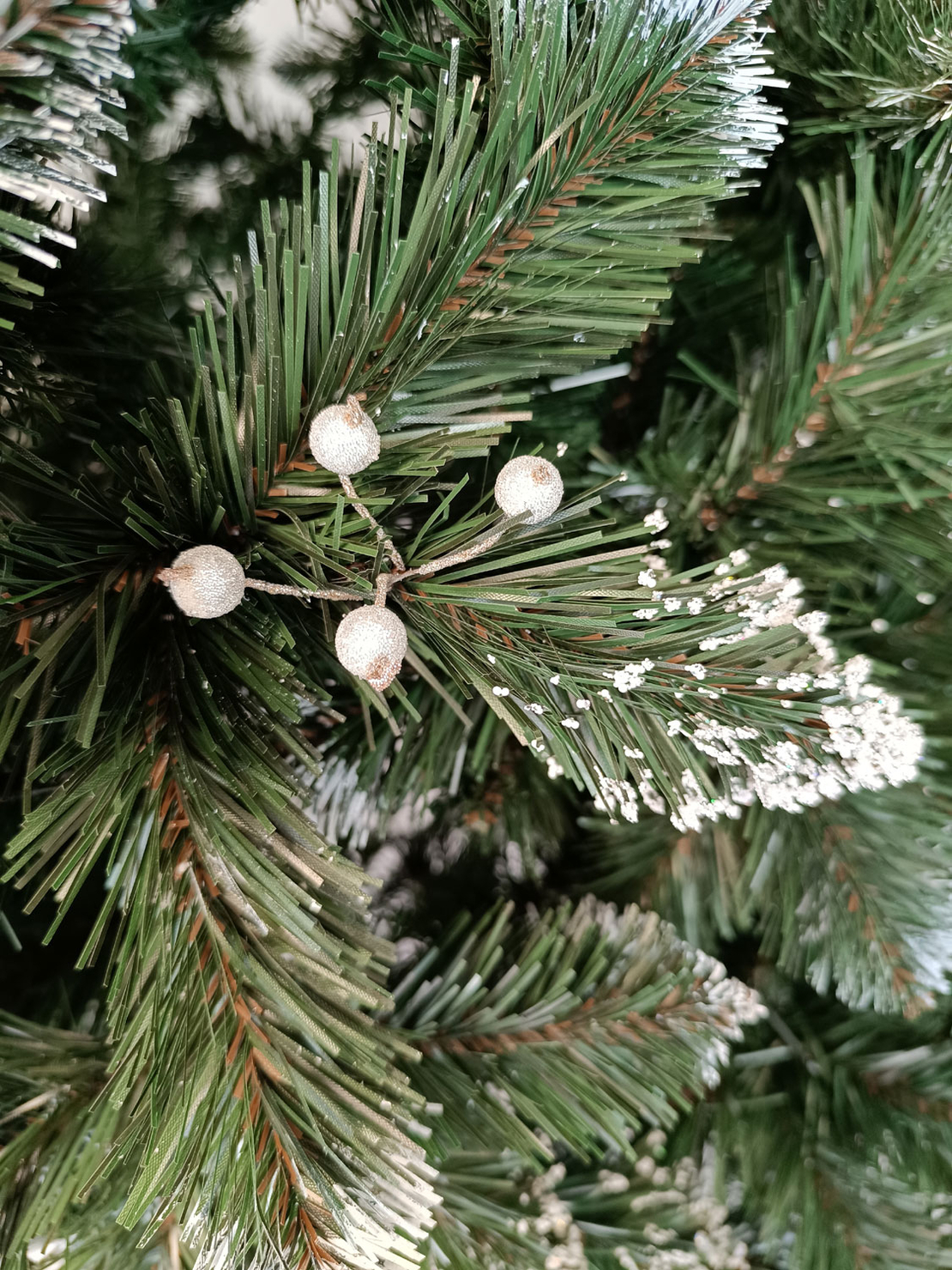 Brad artificial Christmas Deluxe by Sersimo, Crystal nins cu merisoare, 2D, 250cm