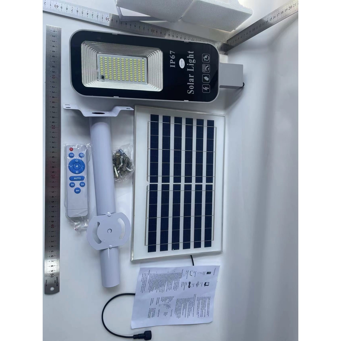 Proiector LED pentru stalp, casa, perete cu suport metalic inclus, Flippy, 38,5 cm x 14,2 cm, Rezistent la Apa IP65, cu Panou Solar, 240 COB LED, 50 W, Senzor de lumina, Timer, cu Telecomanda, intensitate reglabila, kit montaj inclus, Lumina Rece
