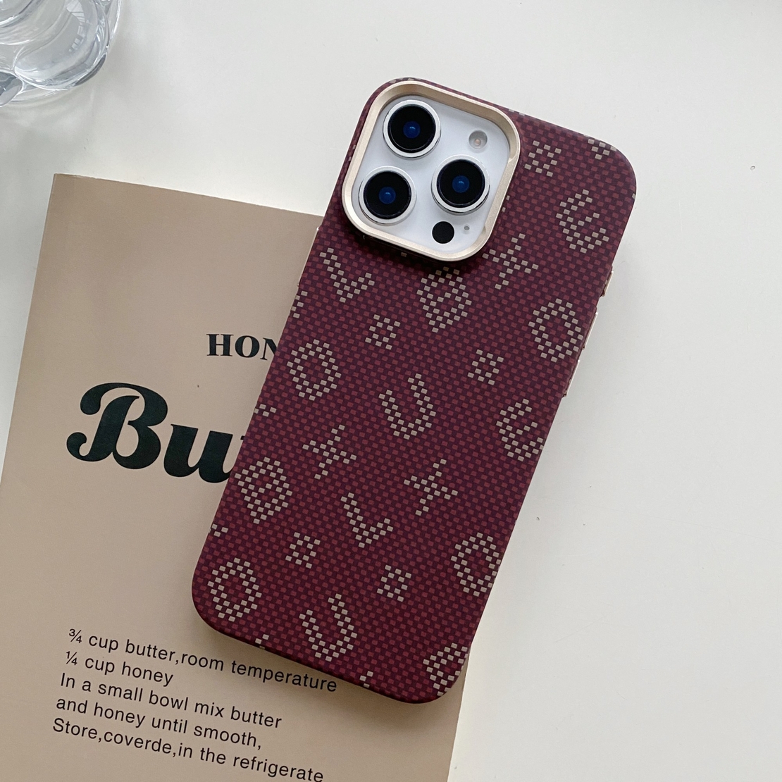 Carcasa Magnetica, Vafy, Compatibila Apple iPhone 17 Pro Max, din Fibra de Carbon, Litere Fosforescente, Portocaliu