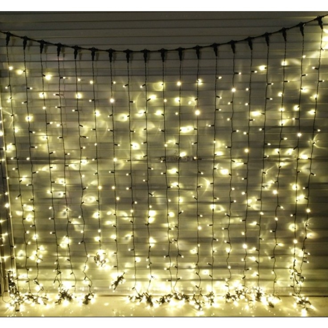 Instalatie Craciun Profesionala de Exterior IP65, Tip Perdea, 3m x 5m, 1500 Led-uri Mari, Alb cald, cu flash, Alimentator si prelungitor 6,5 m, Interconectabila, Fir negru, Vafy