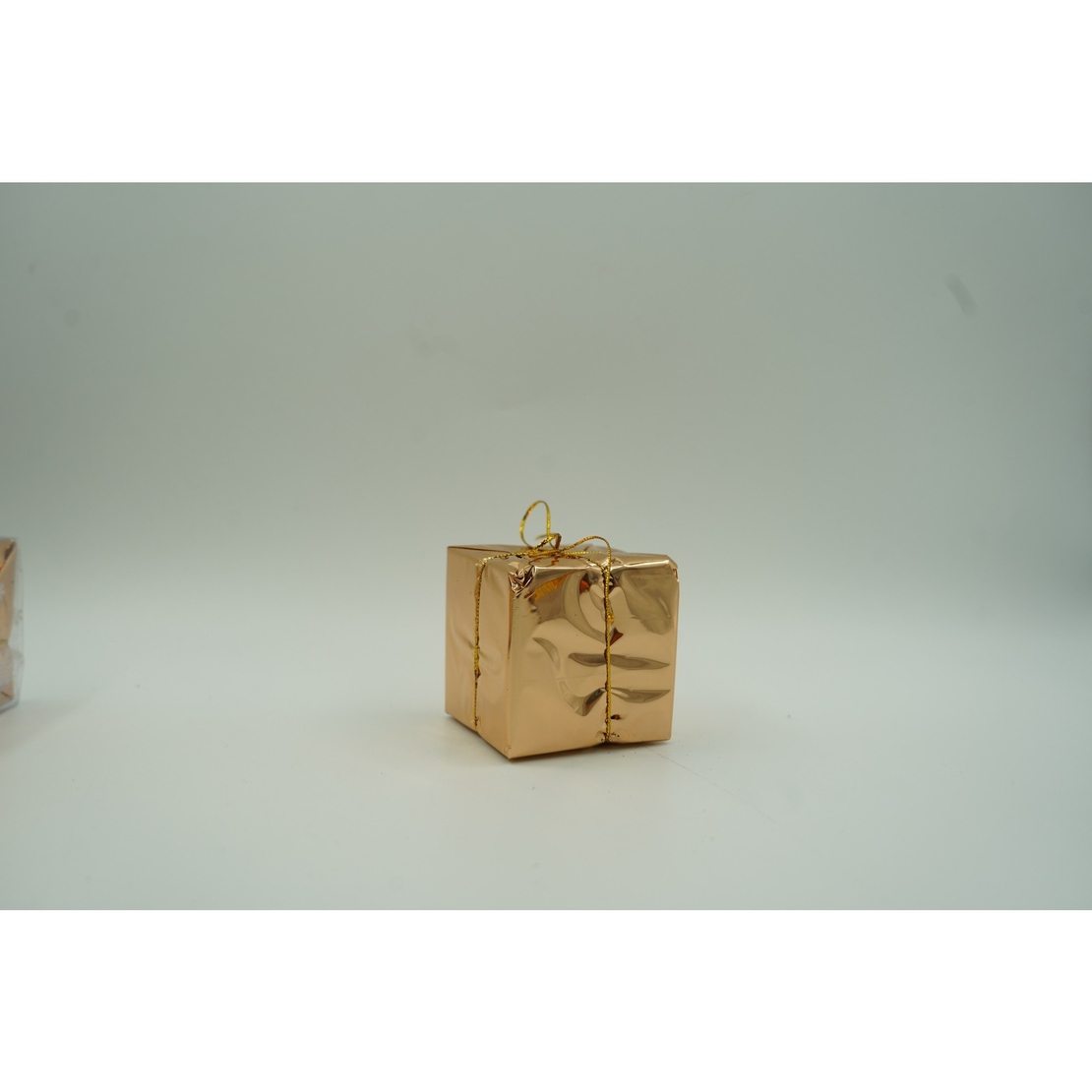 Set de 12 ornamente de brad, Flippy, de tip Glob, Cupru/ Auriu, din polistiren, cu finisaj sclipitor , cutie 6 cm adancime x 23 cm lungime x 18 cm inaltime