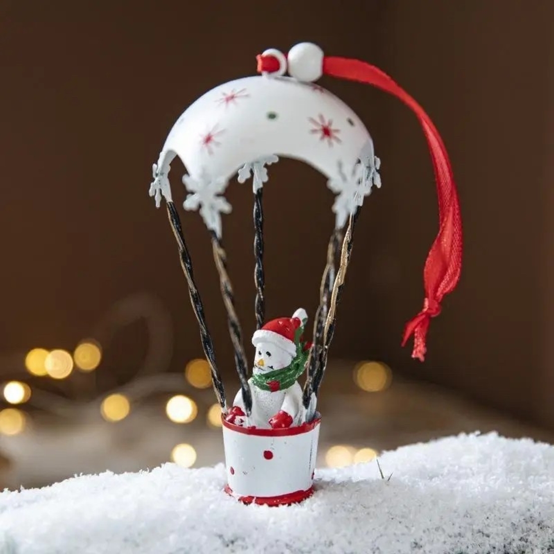 Figurina pentru Brad de Craciun, Flippy, Model Om de Zapada in Balon cu Aer Cald, Ornament pentru Brad, din Metal, 11 x 5.5 x 5.5 cm, Alb