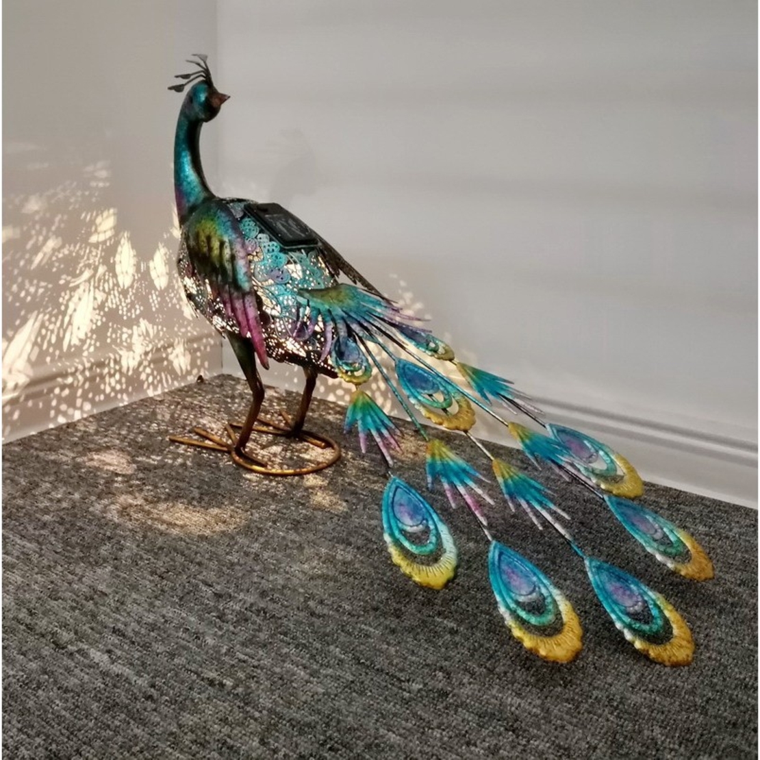 Decoratiune de Gradina cu Lampa solara, Vafy, Model Paun Pitic, Iluminare Led si Incarcare Solara, 66 x 33.5 x 26.5 cm, din Fier, Albastru Multicolor