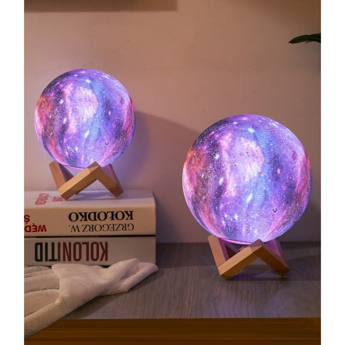 Lampa de veghe in forma de luna cu stele 3D Moon Light 7 culori, alimentare baterii, stand din lemn inclus, 15 cm, Flippy