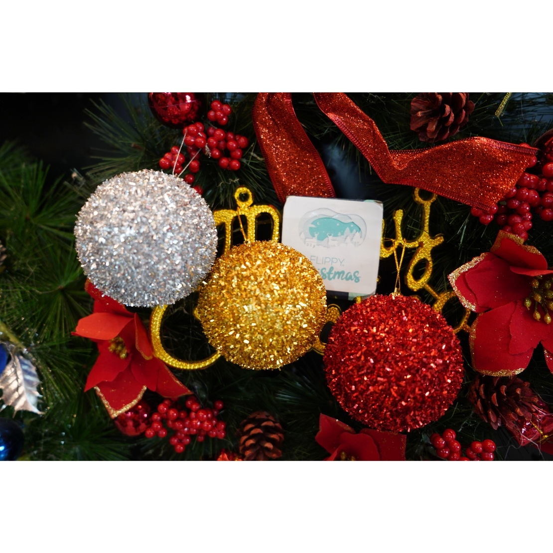 Set de 6 ornamente de brad, Flippy, de tip Glob, Multicolor, cu ø de 8 cm, din polistiren, cu finisaj sclipitor , cutie 16 cm inaltime x 24 cm lungime x 8 cm adancime
