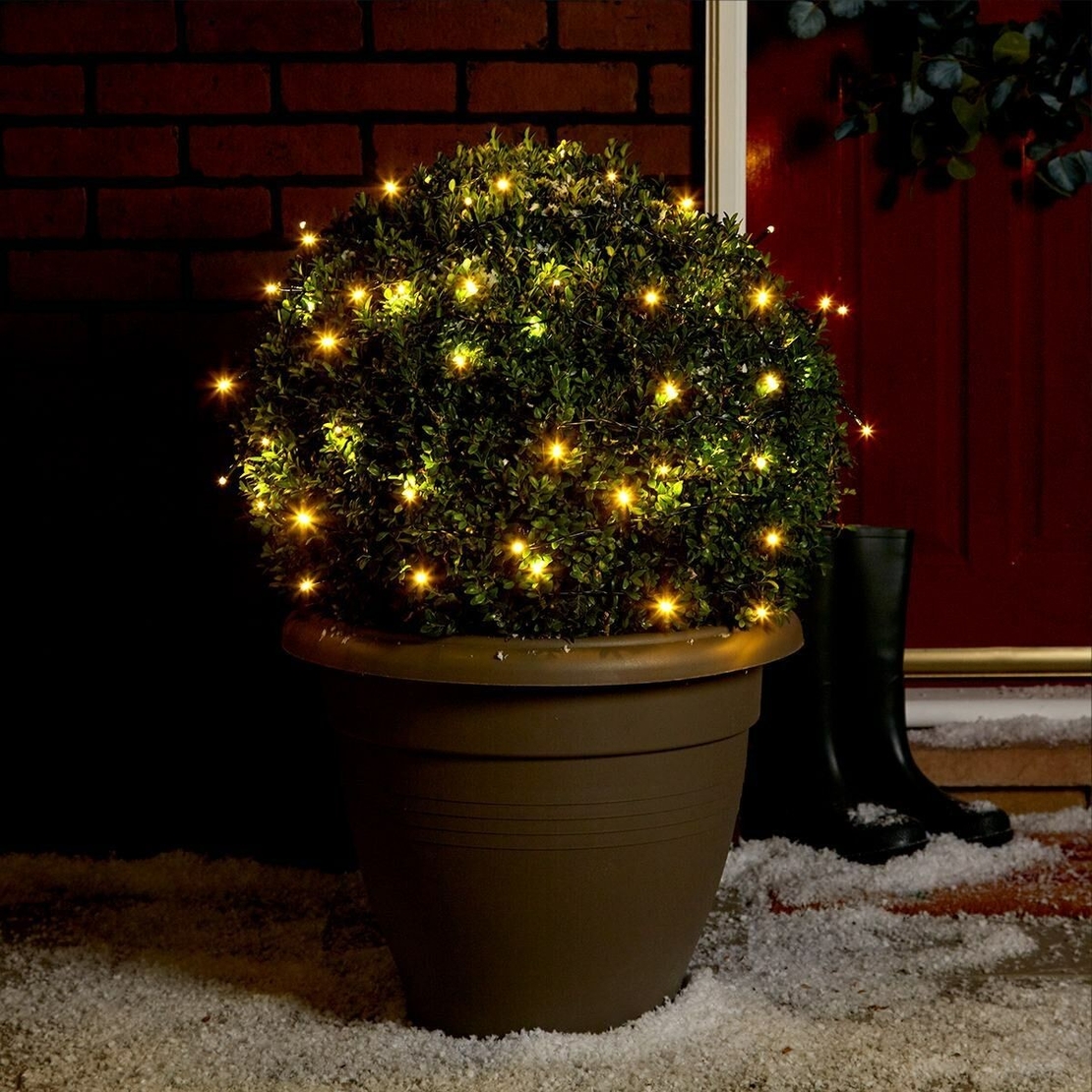 Instalatie de Craciun liniara Yoto, 10 m, din care 1 m cablu priza 220V, 100 LED, 8 jocuri de lumini, controler, fir negru, alb cald