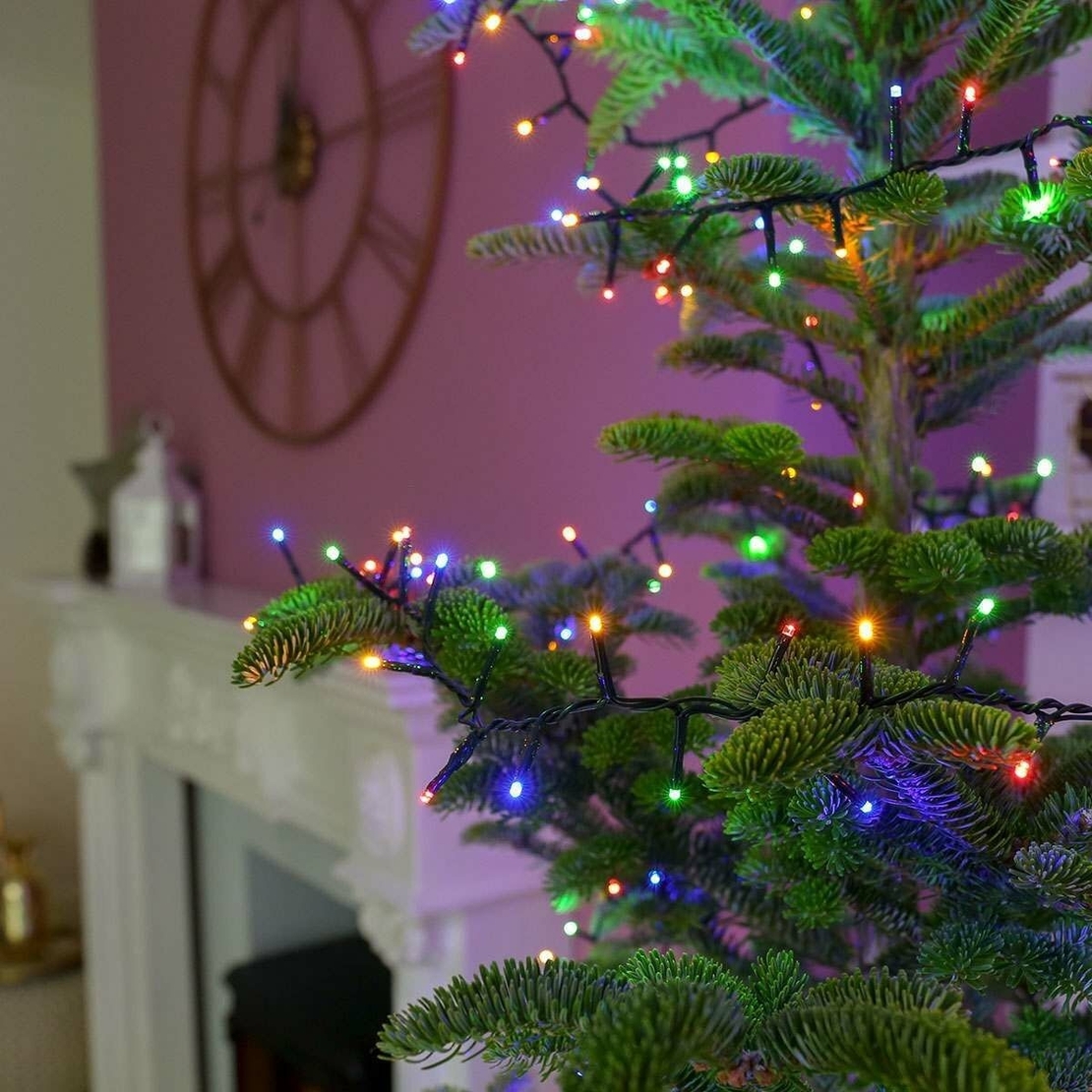 Instalatie Craciun, 95 m, 950 Led-uri ,Liniara, Multicolor, 8 jocuri de lumini, Transformator, Interconectabila, Prelungitor 3 m inclus, Fir Verde, Vafy