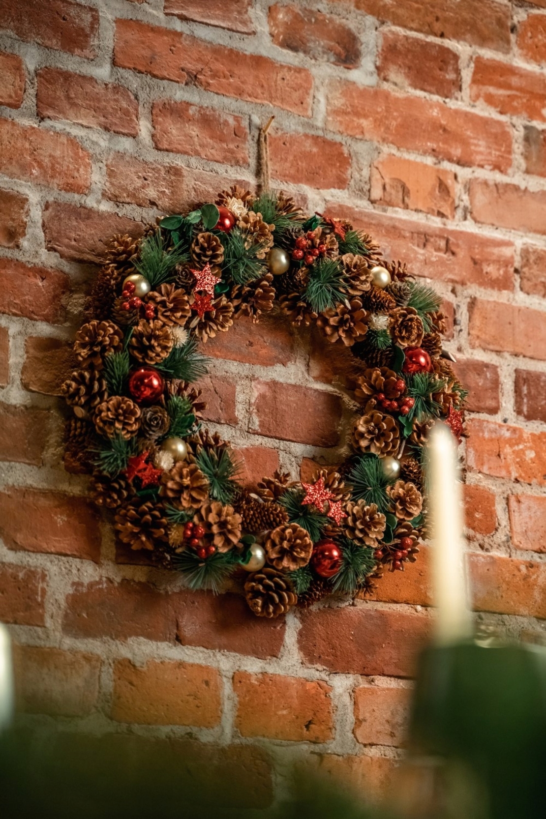 Coronita decorativa cu frunze si conuri, diametru 50 cm, multicolora