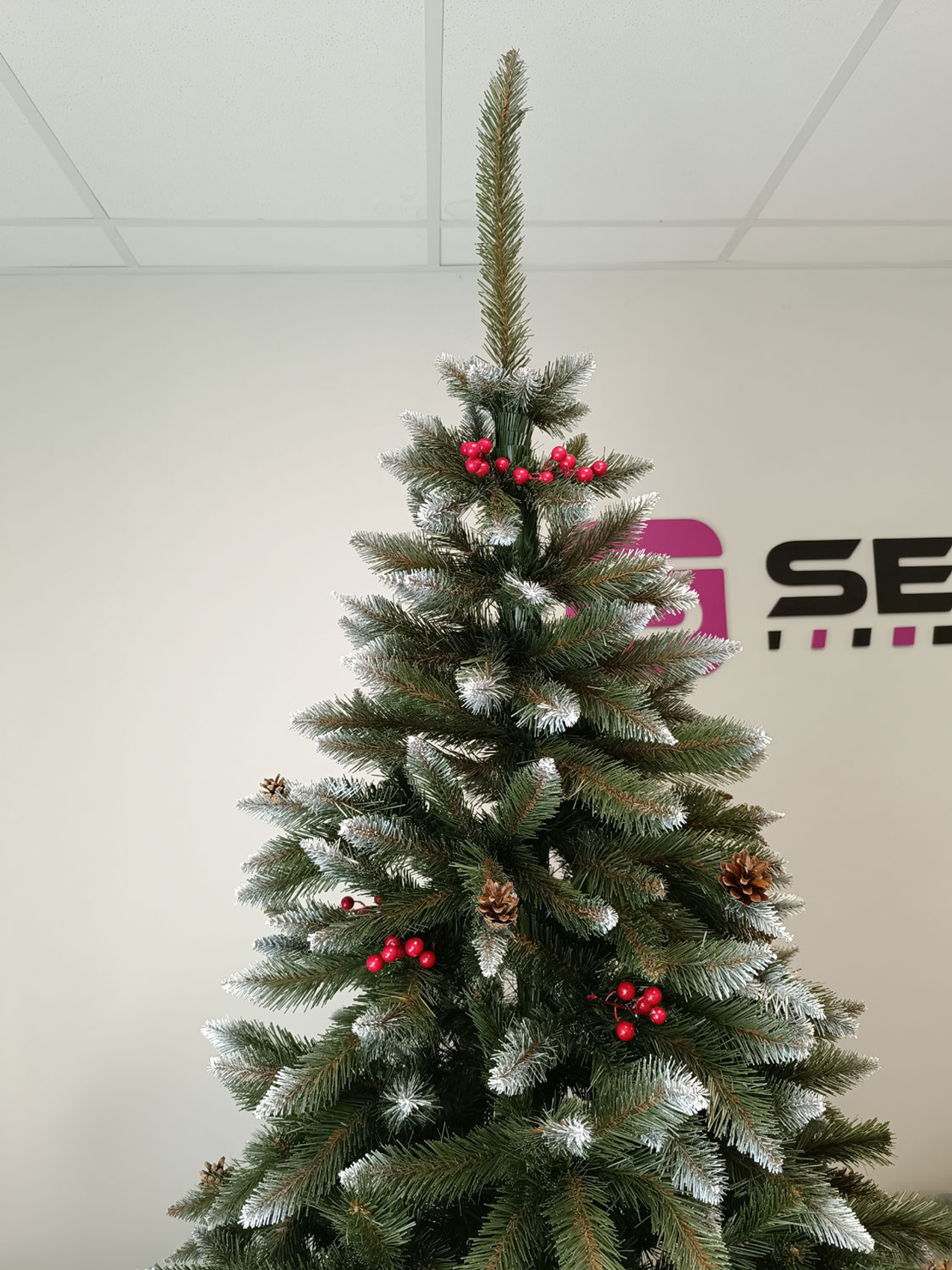 Brad artificial Christmas Deluxe by Sersimo, Frasin de Munte, 2D, 220cm