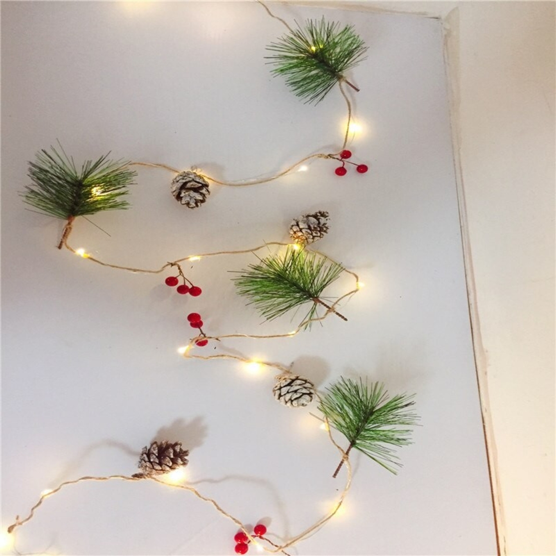 Instalatie Craciun cu baterii, 2 metri, 20 LED-uri tip ace si conuri de pin simple, Alb Cald, Vafy