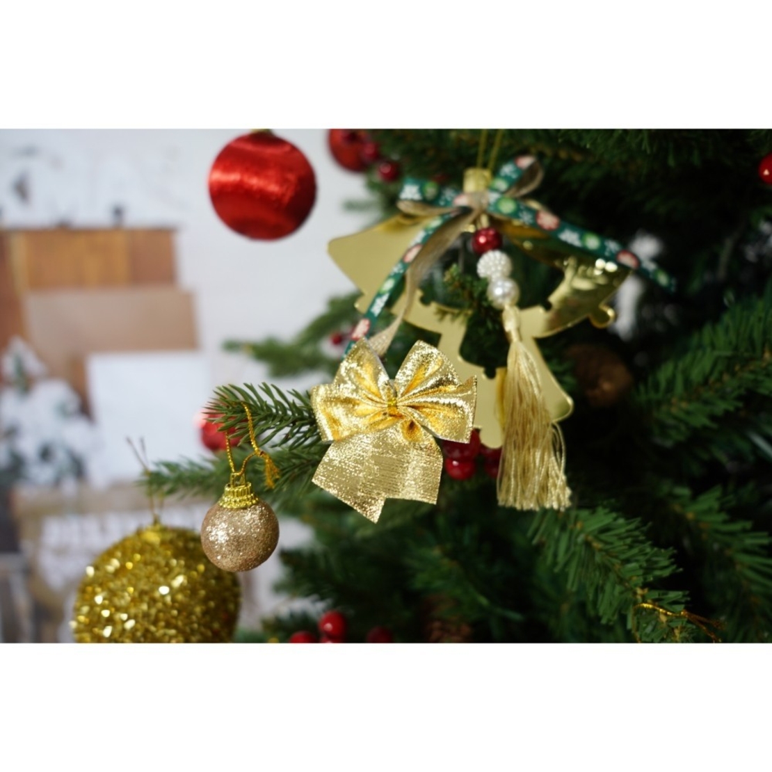 Set brad artificial de Craciun si elemente decorative, decorat cu conuri pin rosii, inaltime 210 cm, diametru 137 cm, 1172 ramuri, Flippy, verde, suport metalic inclus