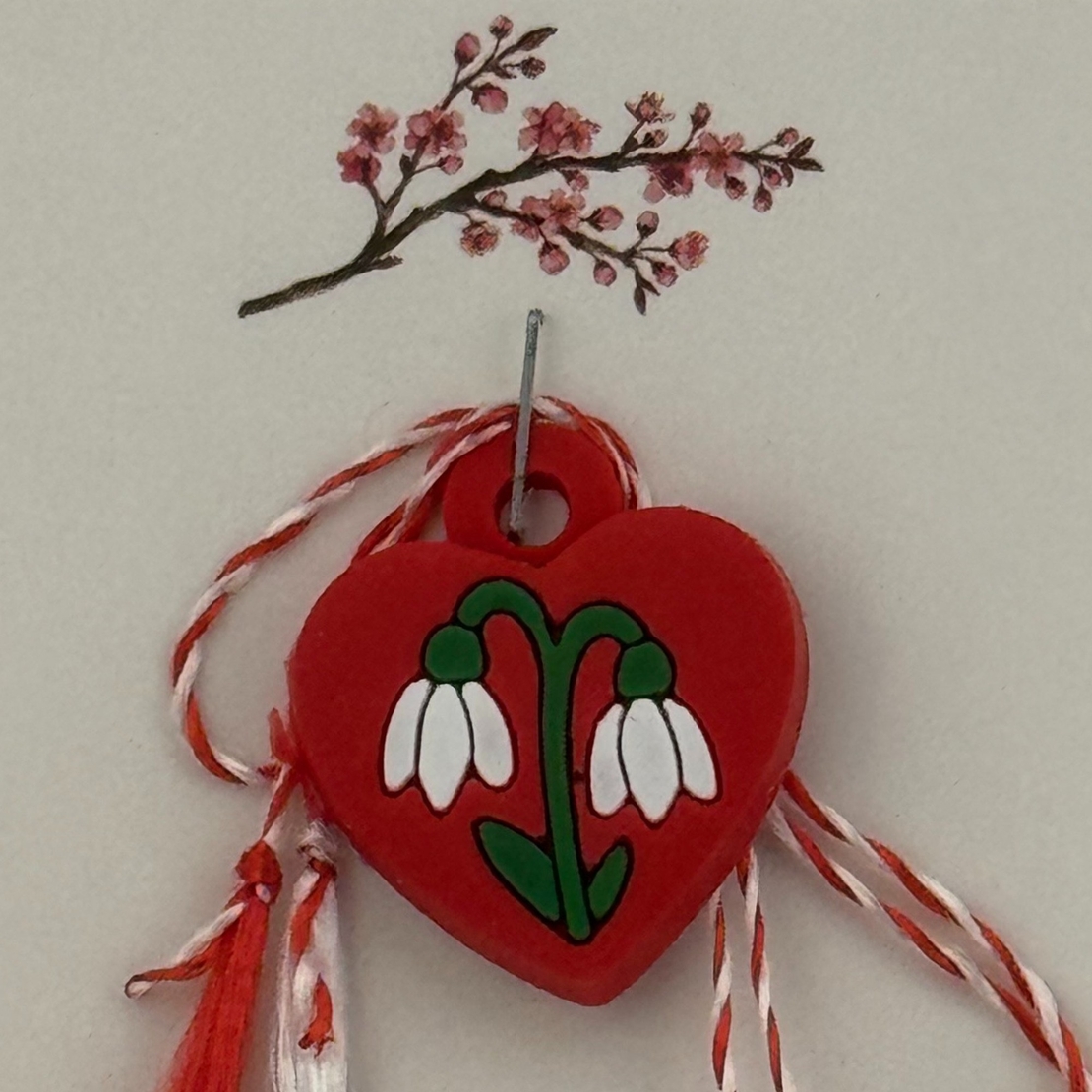 Martisor pentru Copii, Jolie, Material Cauciuc, Ambalaj Carton cu Design, Multicolor, Model Inima si Ghiocel