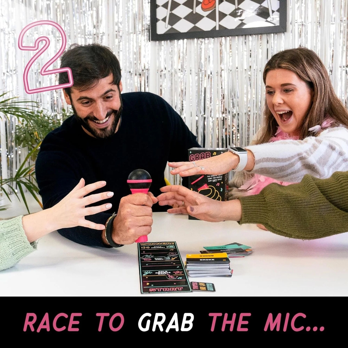 Joc de Societate Grab The Mic, Flippy, Tip Karaoke, 125 de Carti cu Cuvinte, Microfon din Spuma, Tabla de Joc, Jetoane, 11.5 x 22 x 7 cm, Negru/Roz
