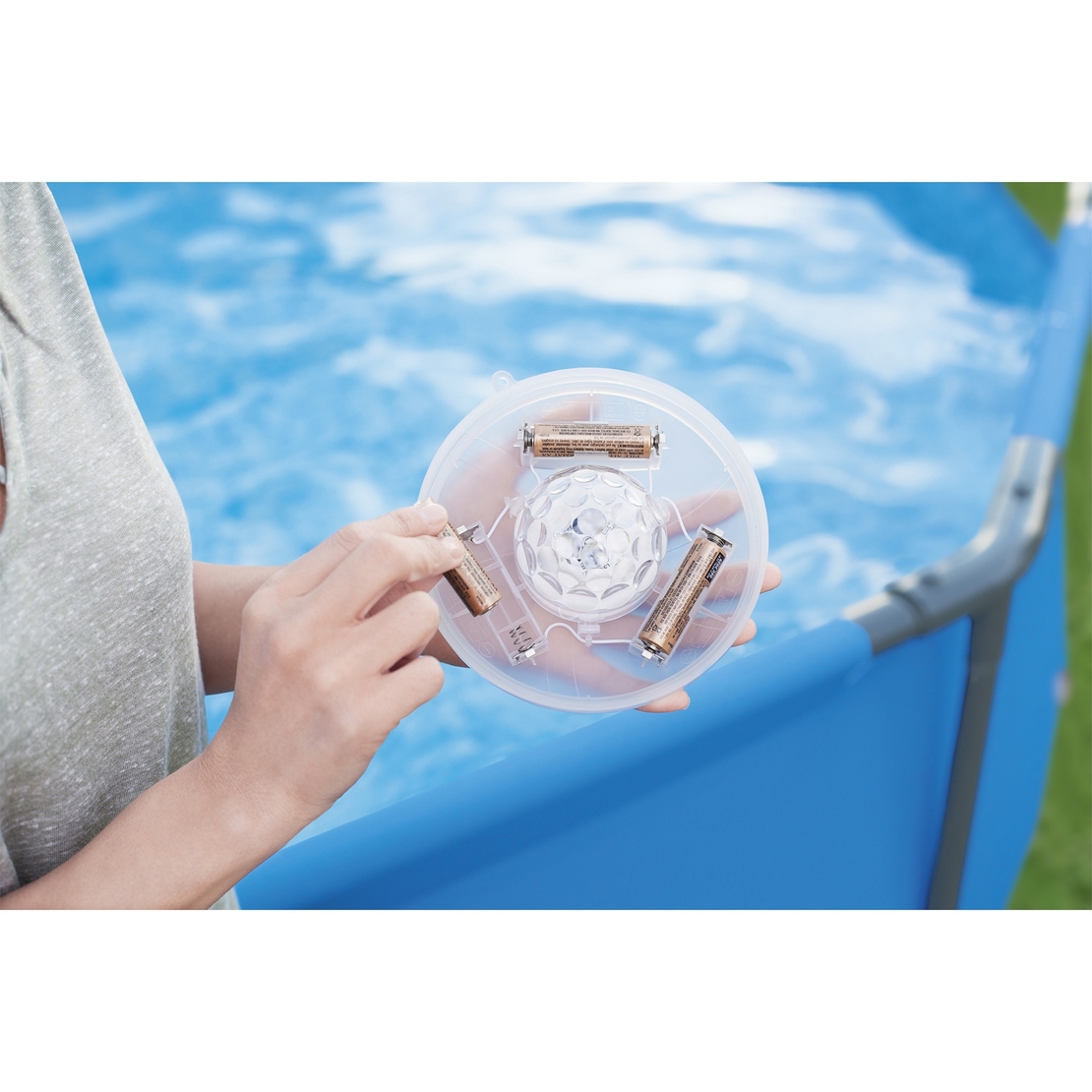 Lampa plutitoare cu LED pentru piscina Bestway FloatBright, 4 culori, 7 moduri, functionare cu 3 baterii AA