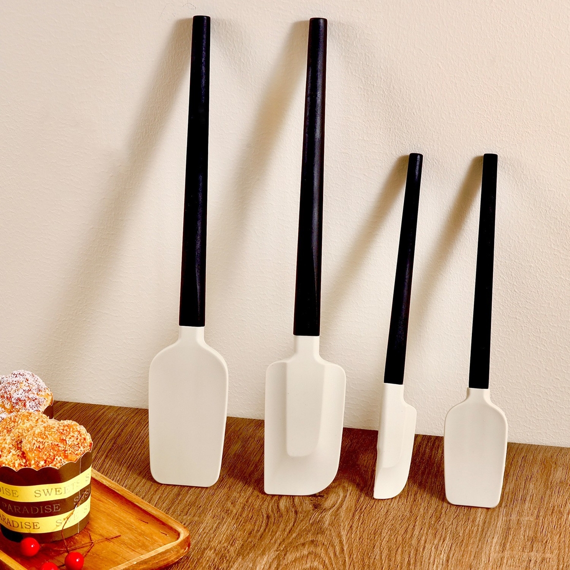 Ustensile de Bucatarie, Flippy, Set din 4 bucati, din Silicon si Lemn, Spatule de Diferite Dimensiuni, Termo rezistente, Antiaderente, Instrument de Amestecat in Bucatarie, Alb-Negru