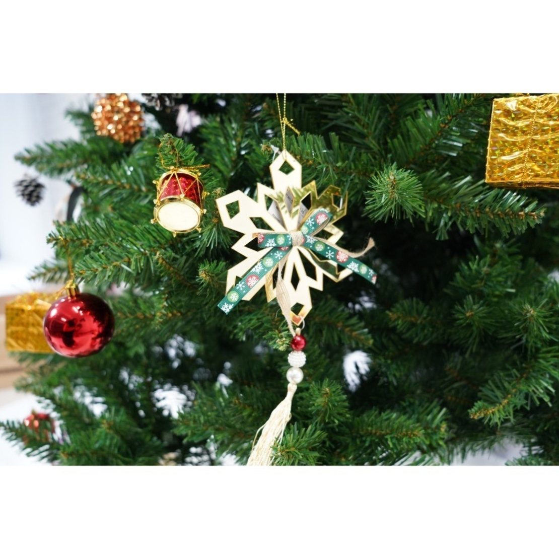 Set brad artificial de Craciun si elemente decorative, nins, decorat cu conuri pin, pentru interior/exterior, inaltime 210 cm, diametru 131 cm, 630 ramuri, Flippy, alb/verde, suport metalic inclus
