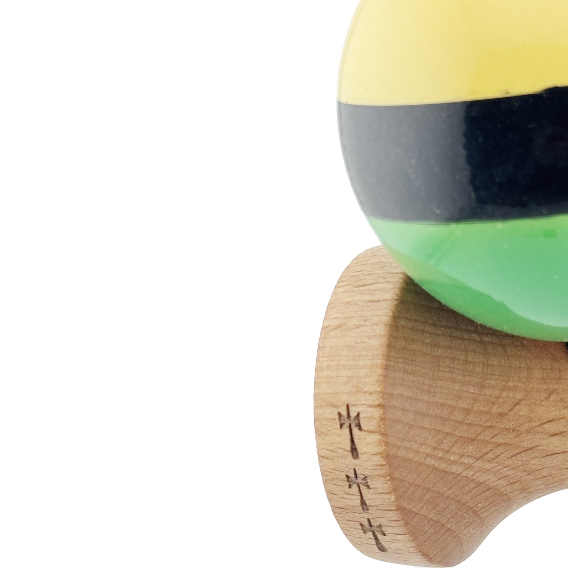 Kendama X Originala, Profesionala, Flippy, Big Cups V2, Super Sticky cu Cupe Mari, din lemn 18 cm, Rulment Metalic cu Ata 55 cm, Galben/Negru/Verde