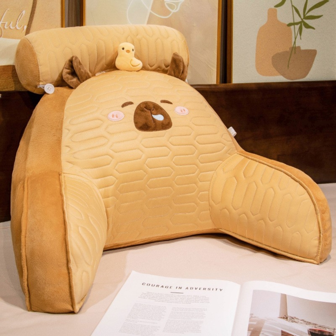 Perna Multifunctionala, Vafy, Spatar pentru Pat, Protectie Lombara, Marime Medie, 60 x 40 cm, din Latex, Model Capybara cu Ratusca in Cap, Maro deschis