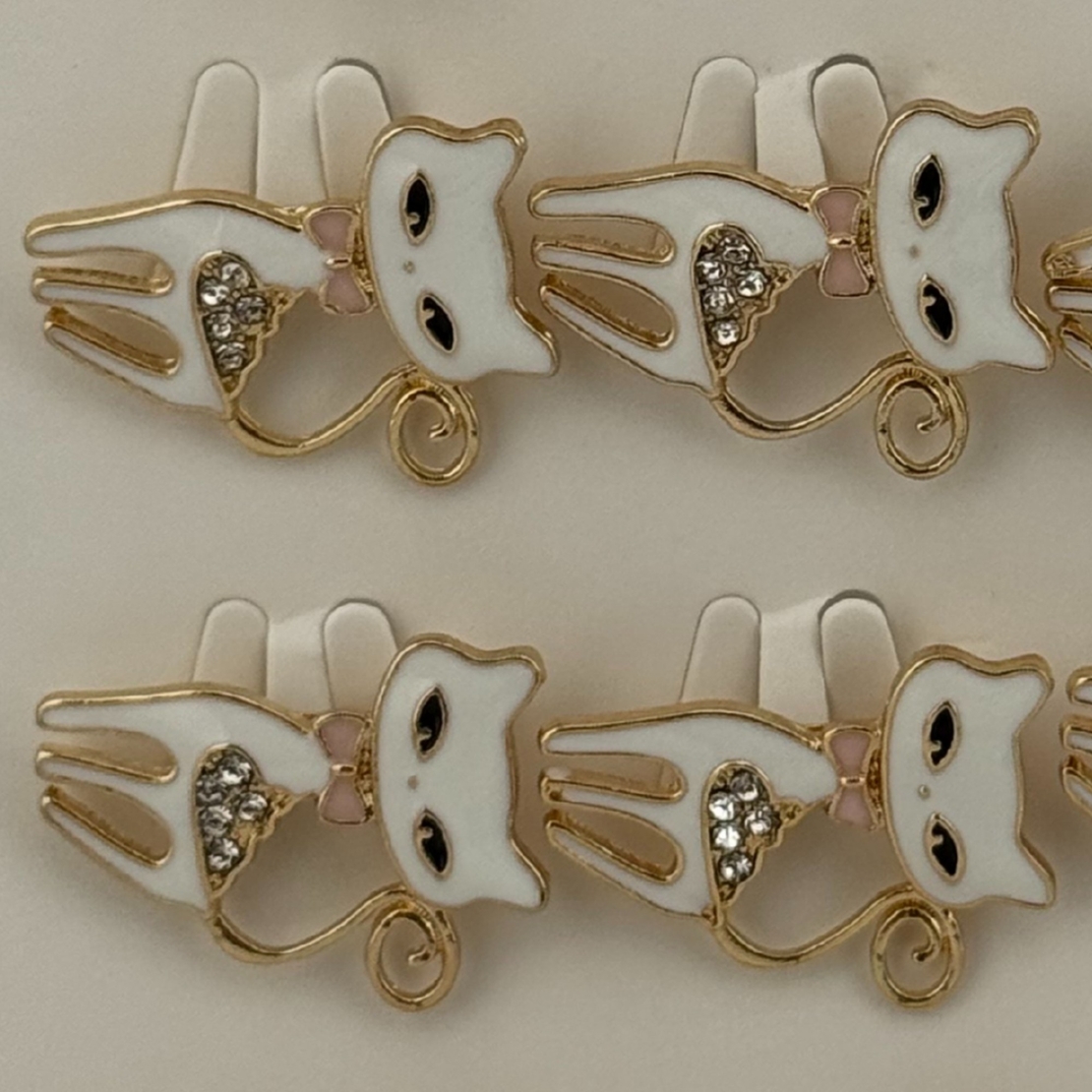 Set 12 Brose Martisor Primavara, Jolie, Model Pisica Alba cu Pietre