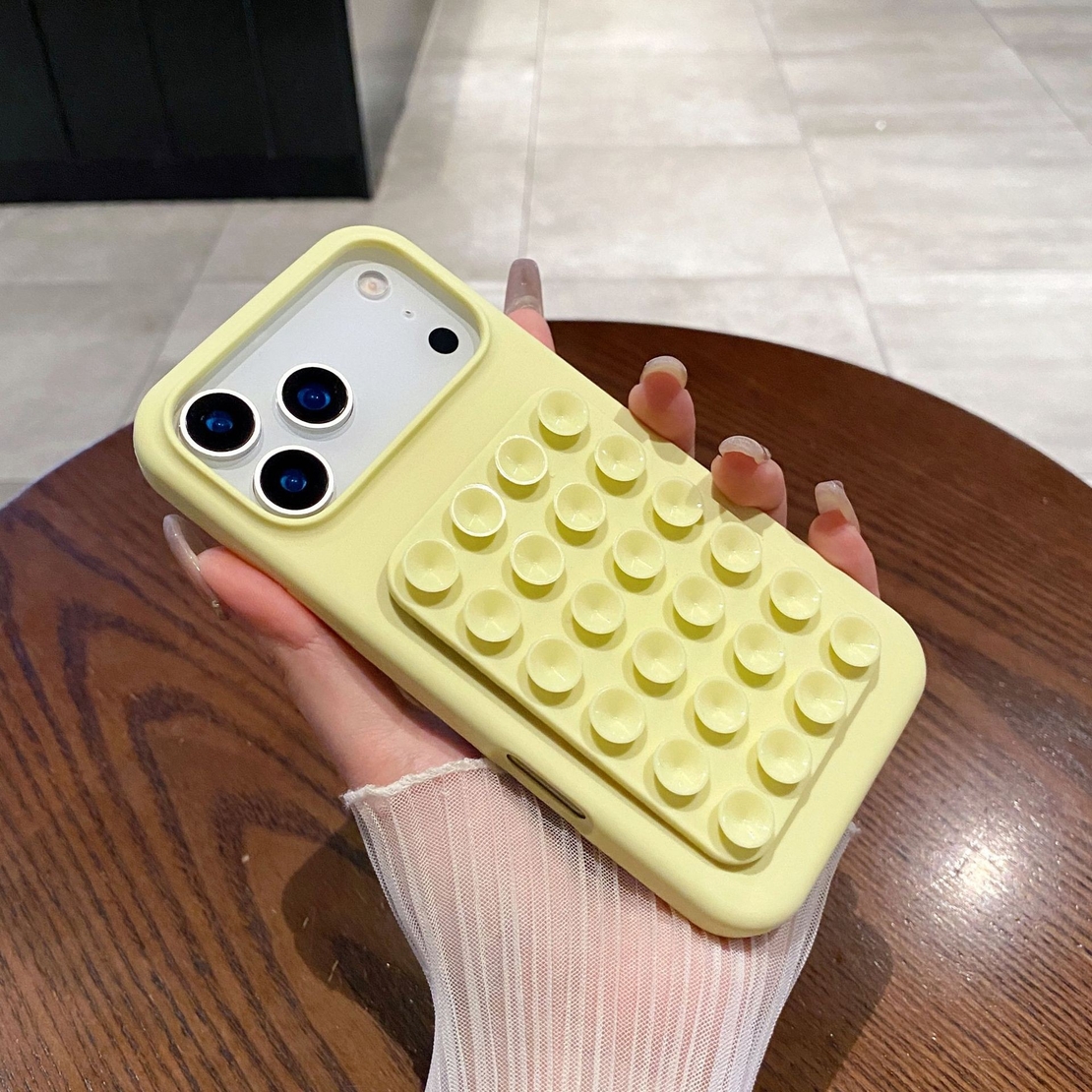 Husa din Silicon pentru iPhone 17, Vafy, Carcasa de Protectie cu Ventuze, din Cauciuc Moale Rezistenta la Socuri, Galben