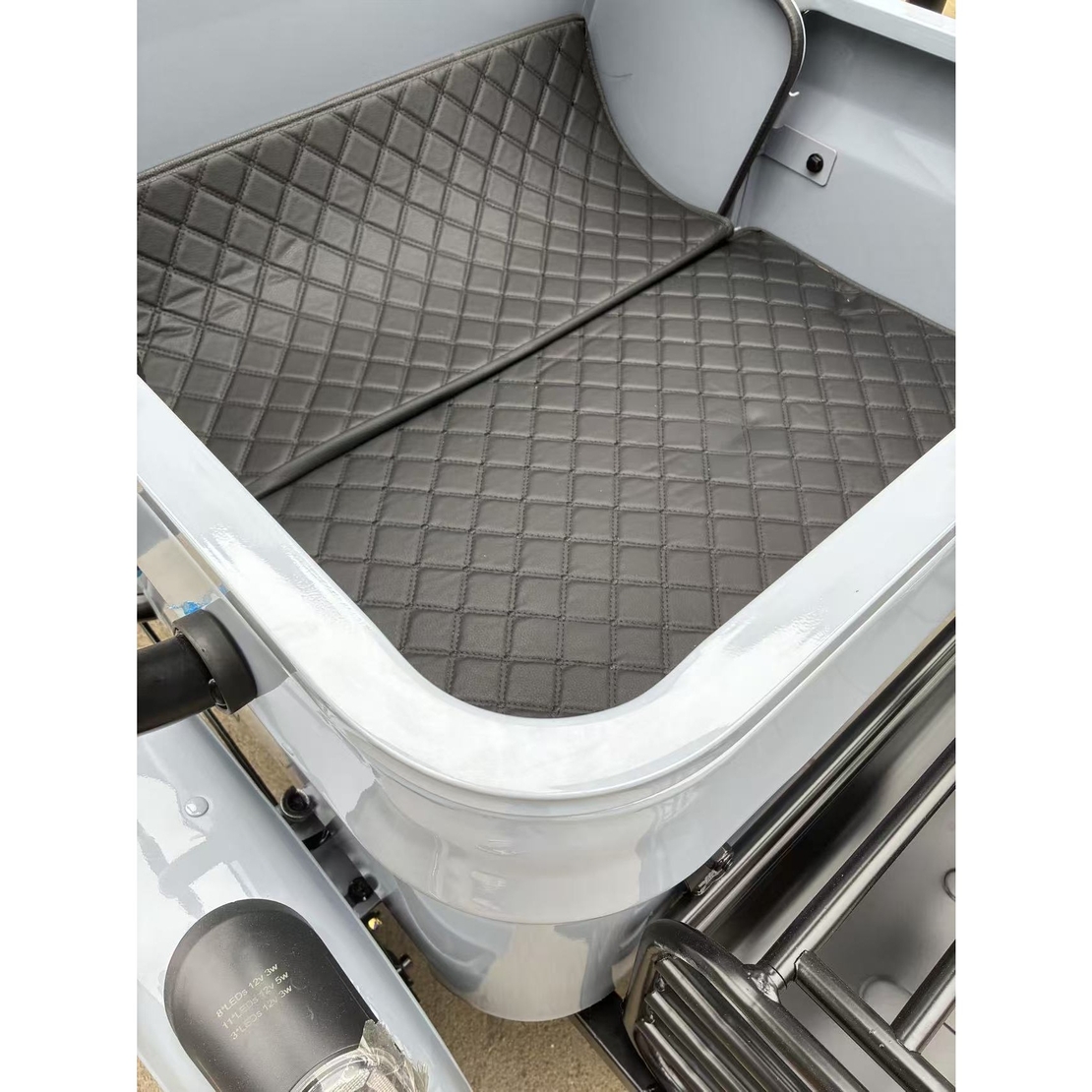 Triciclu Electric V6, Saige, Fara Permis, cu Doua Locuri, Motor 1800W, Baterie 72V24Ah, Autonomie 60km, 220x88x105 cm, Viteza Maxima 25km/h, Gri