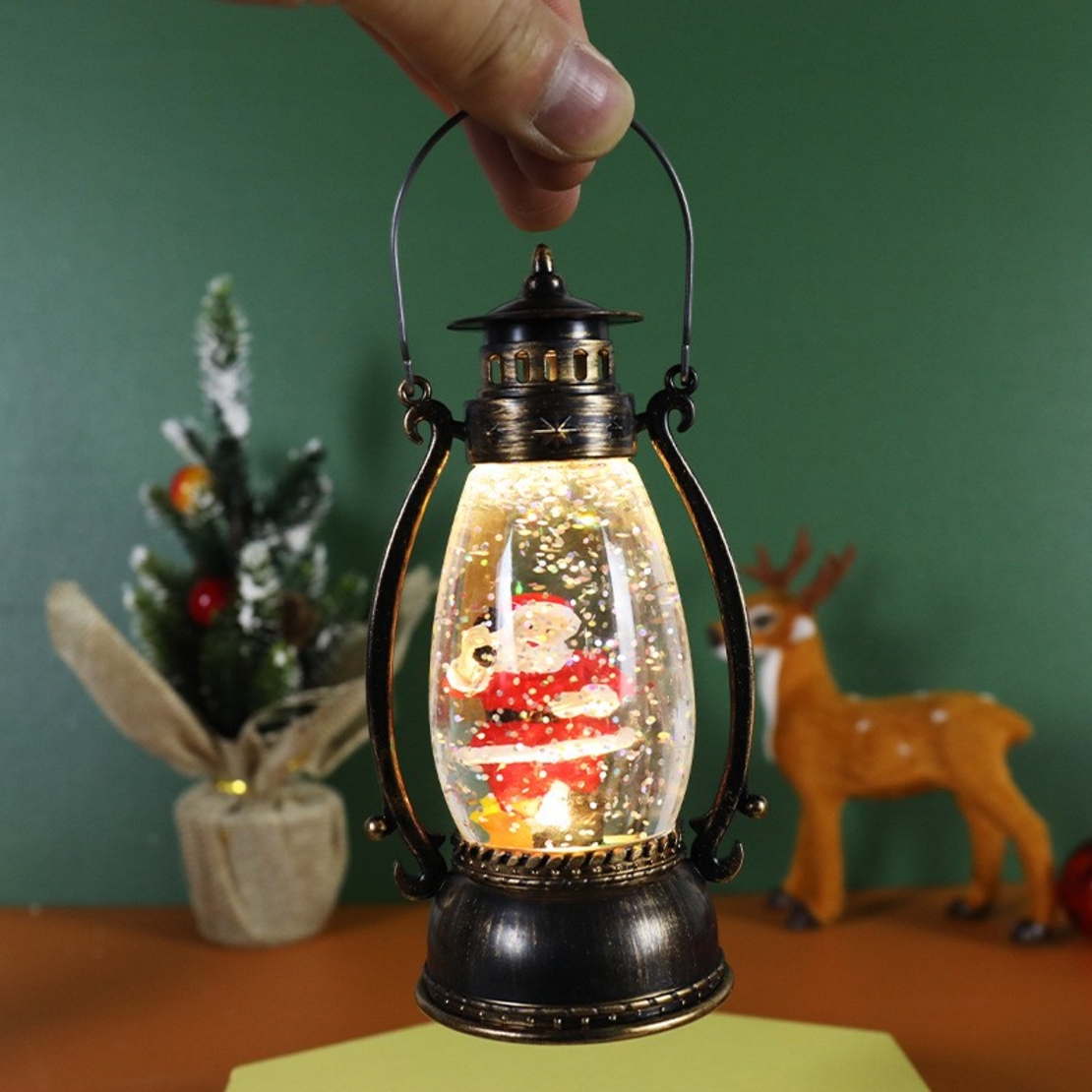 Decoratiune Luminoasa, Flippy, Felinar de Craciun, cu Lumina LED, Ornament Model Lampa cu Ulei Mos Craciun, cu Maner, 14x7x6 cm, Negru