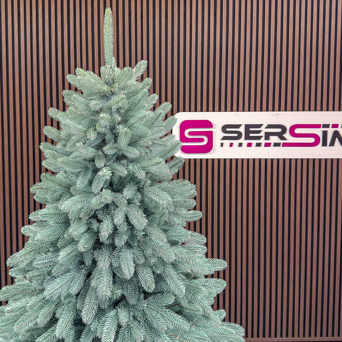 Brad artificial Christmas Deluxe by Sersimo, Laponia Select argintiu, integral 3D, 230cm
