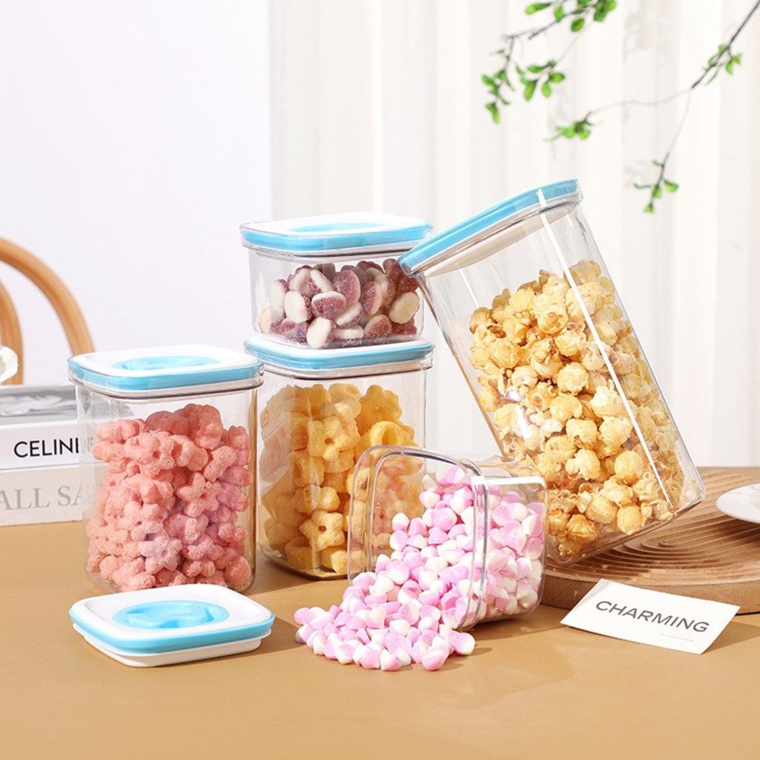 Set 5 Cutii de Depozitare pentru Bucatarie, Flippy, 2 x 600ml, 2 x 1.3L, 1 x 2L, din ABS+PET+Silicon, Capac Alb/Albastru, 23 x 10 x 10 cm, Transparent