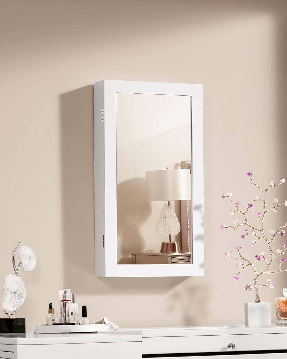 SONGMICS Dulap de bijuterii cu oglinda, montare pe perete, incuietoare, 37x11x67cm, alb