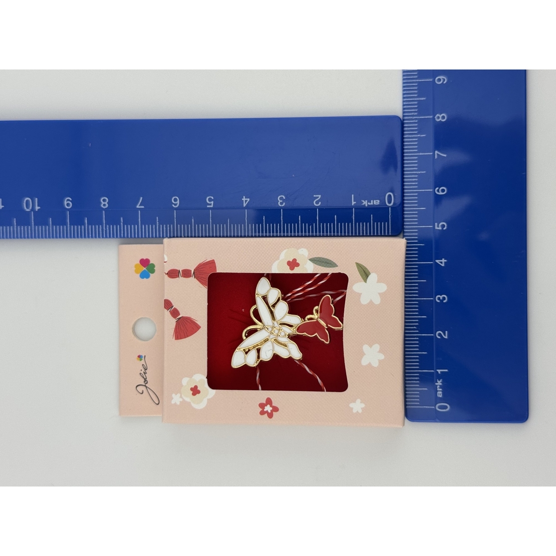 Martisor Brosa Mica in Cutie, Jolie, Dimensiune Brosa 2.5-3cm, Material Metal, Model Fluturi, Cutie Roz