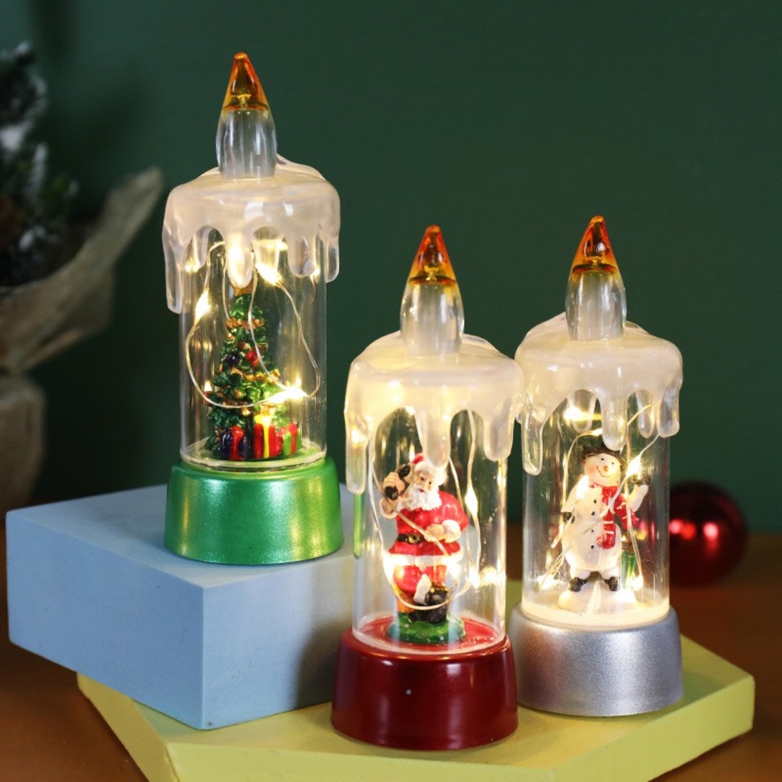 Decoratiune de Craciun tip Lumanare, Flippy, Lumanare de Cristal fara Fulgi de Zapada, Model Brad, Iluminare LED, 13 x 5 x 5 cm, Baza Verde, Transparent