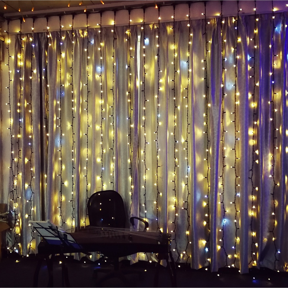 Instalatie Craciun Profesionala de Exterior IP65, Tip Perdea, 1m x 5m, 500 Led-uri Mari, Alb cald, cu flash, Alimentator si prelungitor 6,5 m, Interconectabila, Fir negru, Vafy