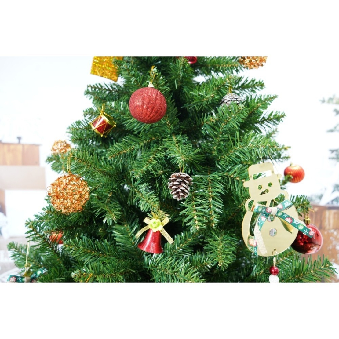 Set brad artificial de Craciun si elemente decorative, nins, decorat cu conuri pin, pentru interior/exterior, inaltime 210 cm, diametru 131 cm, 630 ramuri, Flippy, alb/verde, suport metalic inclus
